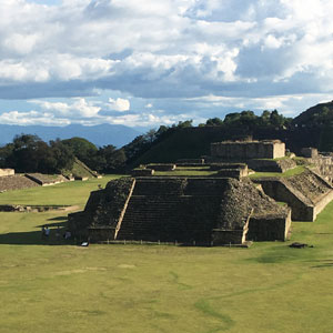 piramides de monte alban en oaxaca